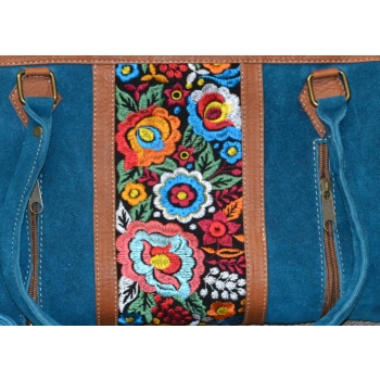 Torebka skórzana zamszowa błękitna typu kuferek z kwiatowym haftem .